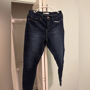 New Without Tags.  Signature Levi Strauss Mid-Rise Skinny Dark Wash